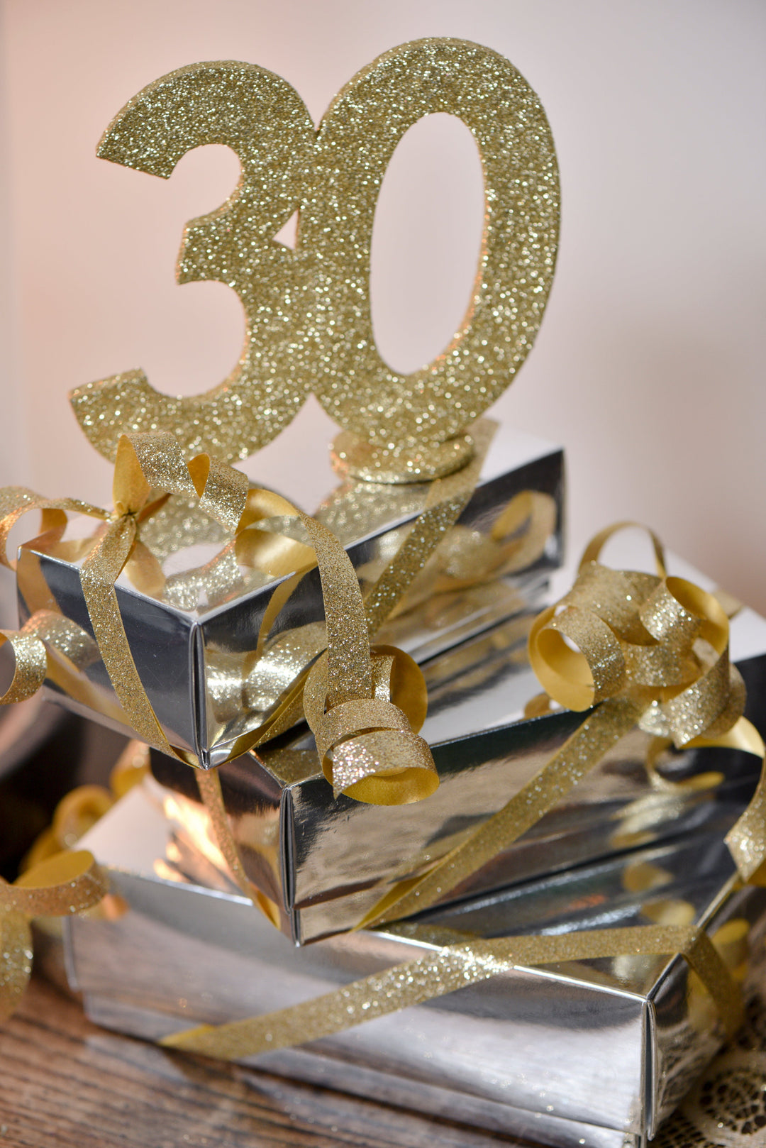 Elegant Golden Number 30 Decoration - The Trend-Setting Showstopper for Memorable 30th Celebrations