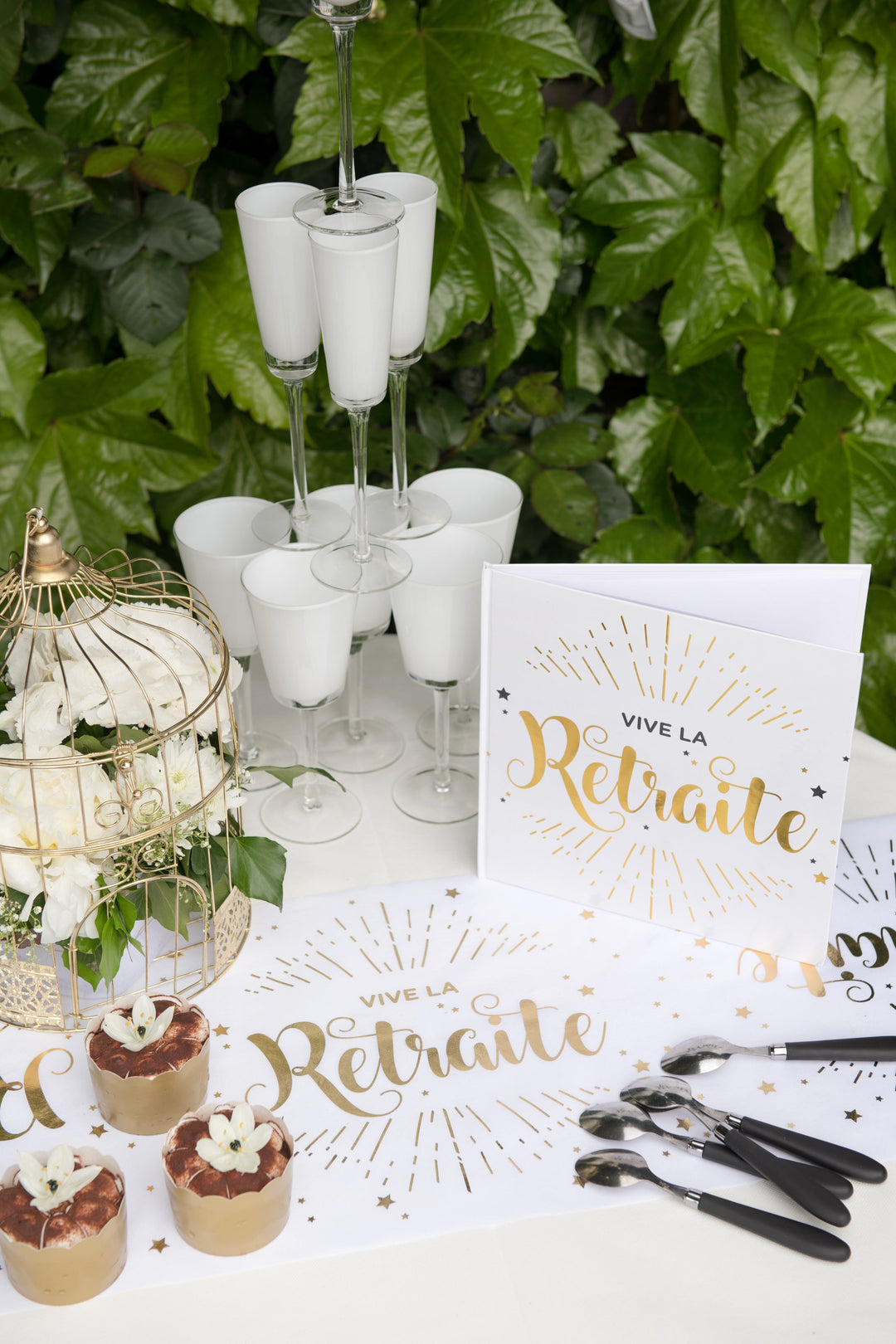 Elegant White Metallic Retirement Guestbook: A Stylish Keepsake for Fond Memories