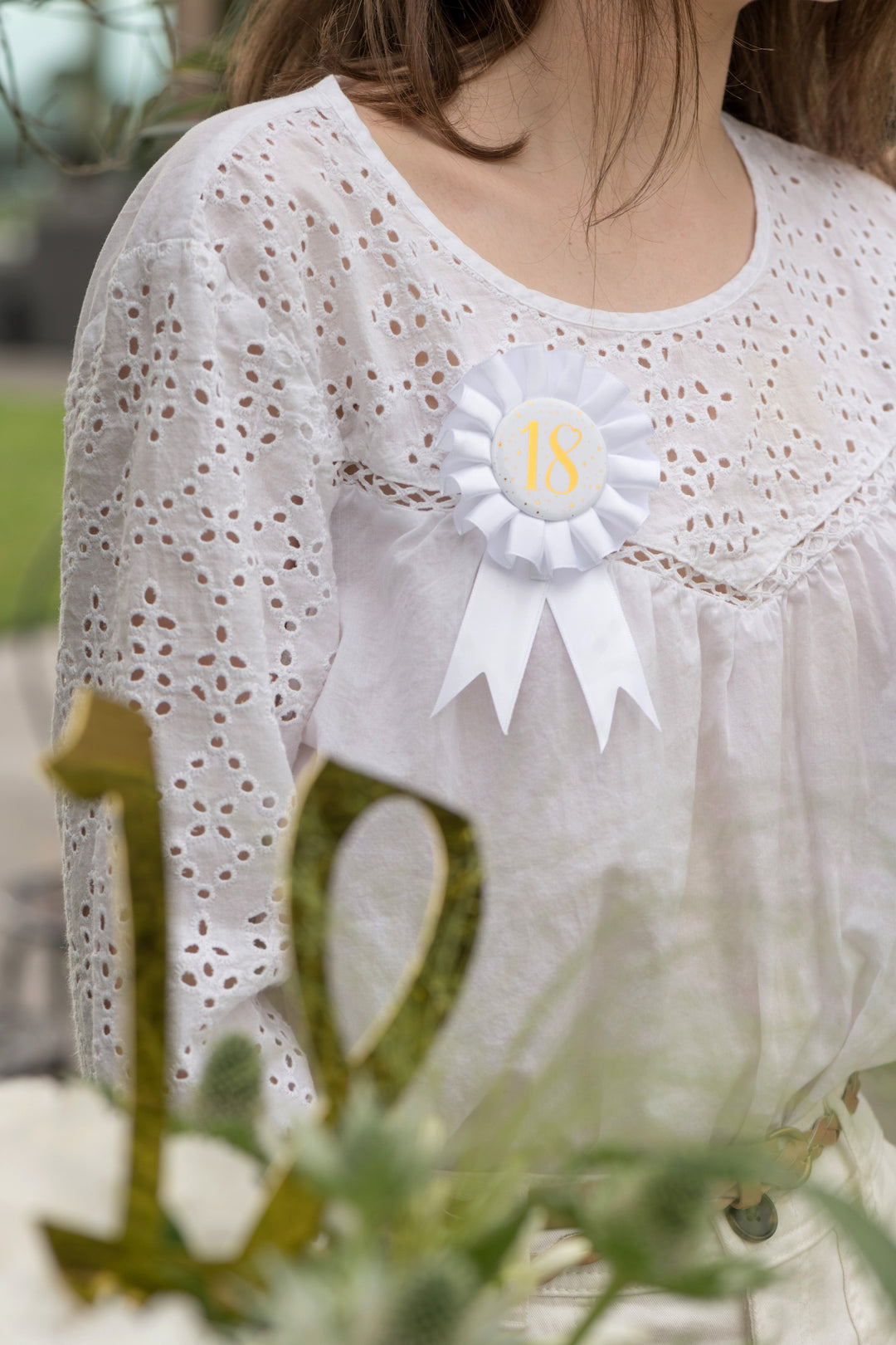 Elegant 50th Birthday Gold Roundel - Trend-Setting Party Essential for an Unforgettable Bash