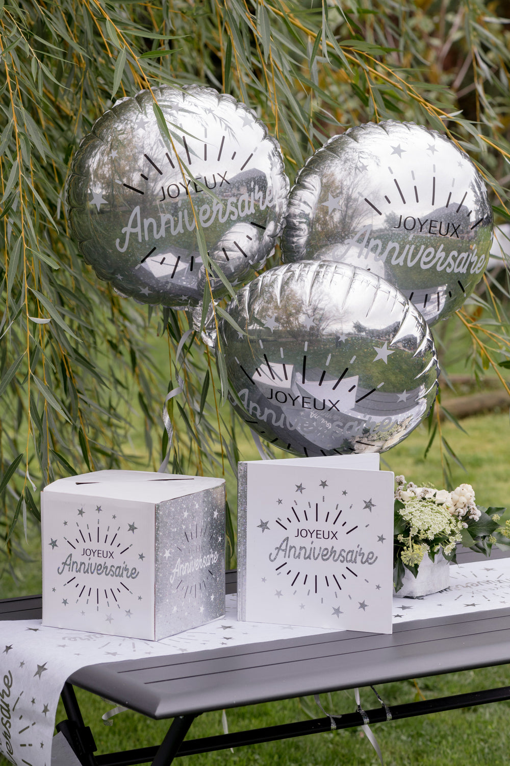 Chic Birthday Party Guestbook: Silver Elegance for Stylish Celebrations