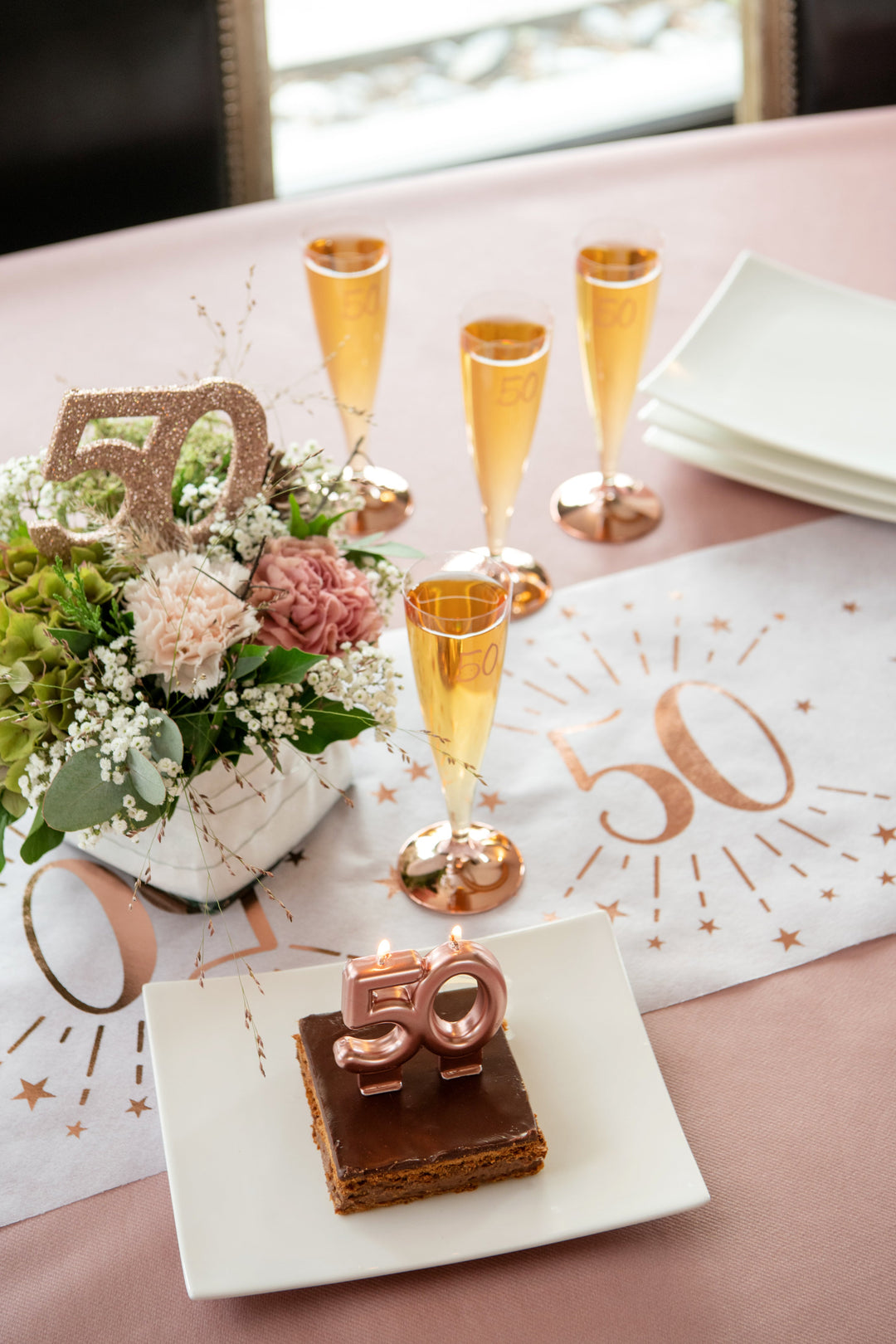 Élégant Chemin de Table Rose Gold pour 50e Anniversaire - Ajoutez du Glamour à Votre Fête!